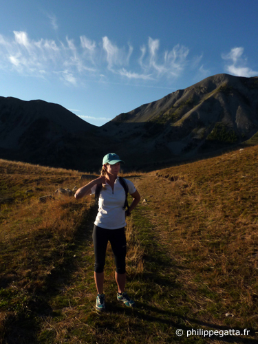Anna with the Col de la Colombiere behind (© Philippe. Gatta)