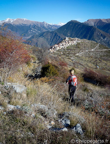 Descending to Ilonse village (© Philippe Gatta)