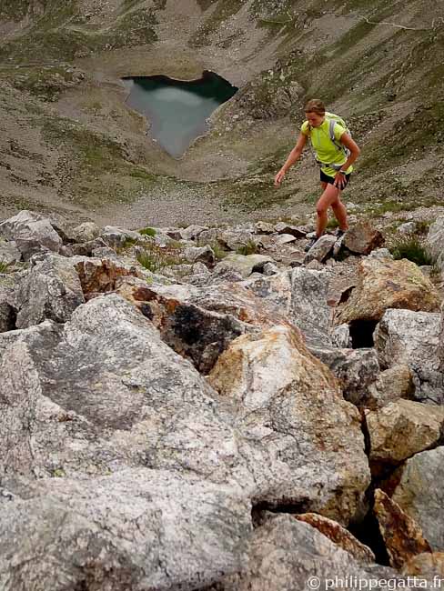 Anna and the Lac Gros behind (© Philippe Gatta)