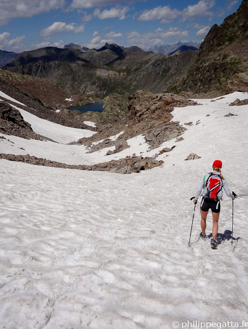 Anna running toward the Lacs de Vens (© Philippe Gatta)