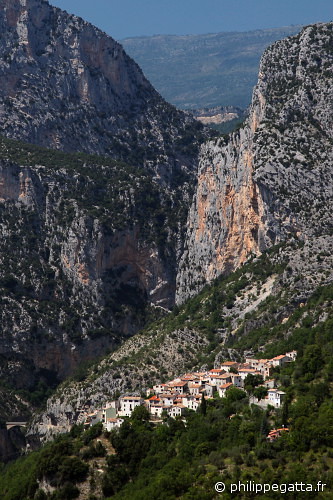The village, canyon and cliff of Aiglun (© Philippe. Gatta)