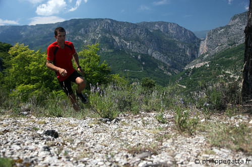 Philippe running, Aiglun behind (© Philippe. Gatta)