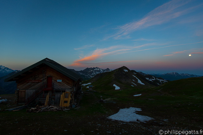 Sunrise and full moon over the Refuge de la Croix Col du Bonhomme  (© P. Gatta)