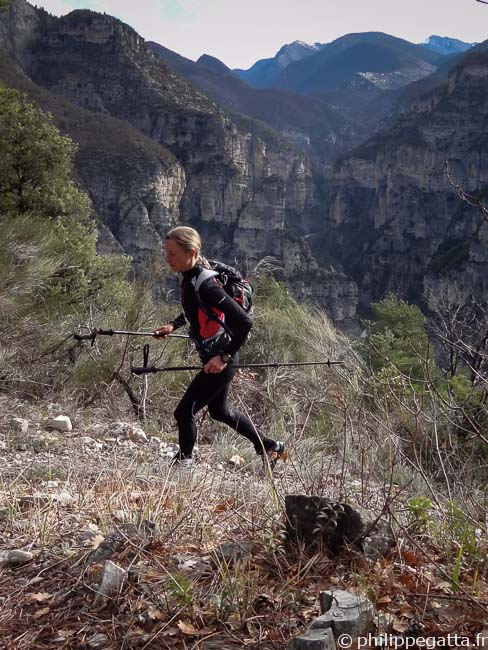 Anna in the first climb toward Chapelle St Joseph (© Philippe Gatta)