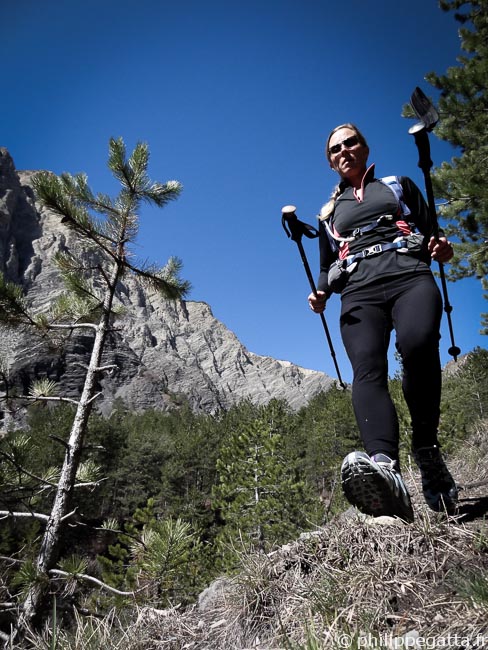 Anna running down from Col de Mairola (© Philippe Gatta)