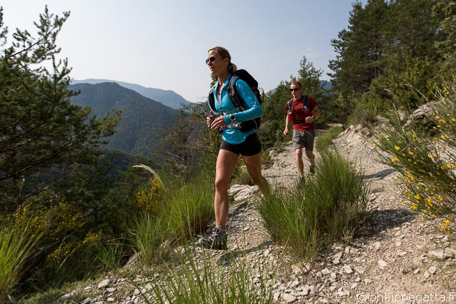 Anna and Yannick toward Baisse de Rabon (© Philippe Gatta)