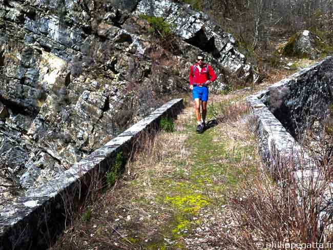 Philippe on the bridge over Cramassouri (© Anna Gatta)