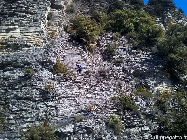 Anna climbing the steep Pas Masséna (© Philippe Gatta)