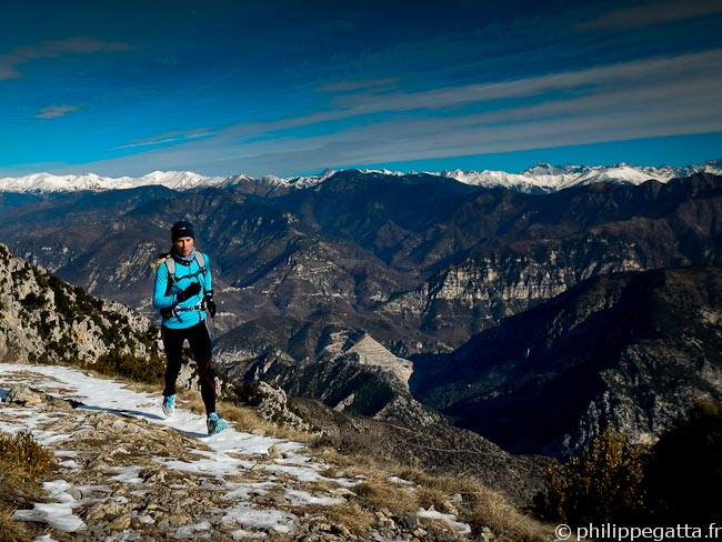 Anna running back from Mont Vial with the Alps behind (© Philippe Gatta)